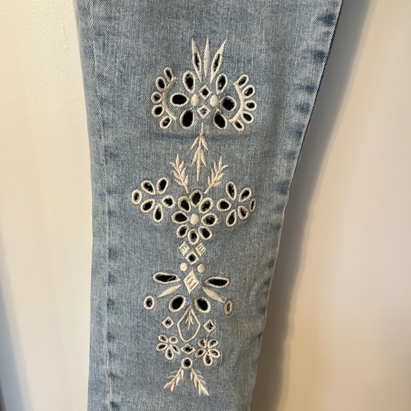GAP Petite Best Girlfriend Crop Jean with Embroidered Eyelet Detail - Picture 6 of 12